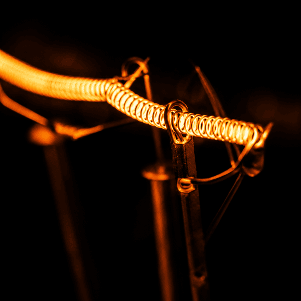 Il filamento di una lampadina accesa