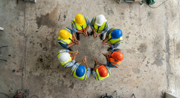 Squadra di lavoro durante un briefing di sicurezza